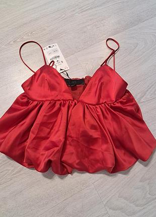 Червоний атласний топ на тонких бретелях із воланом від zara