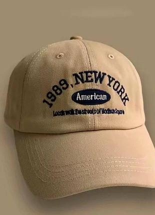 Стильная бежевая бейсболка с надписью new york – модный акцент для повседневного образа міцний