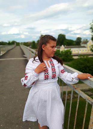 Изысканное вышитое платье оделось два раза состояние новой