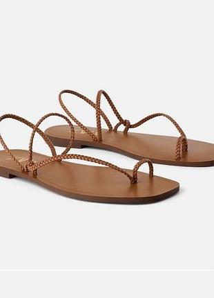 Сандалі на пласкій подошві з плетеними ремінцями zara