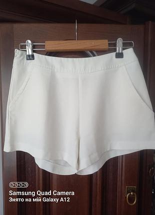 Молодежные шорты с карманами молочного цвета zara