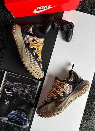 Nike acg mountain fly low beige black