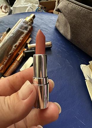 Помада prada beauty monochrome hyper matte