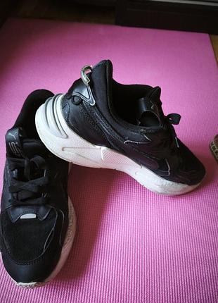 Продам женские спортивные кроссовки