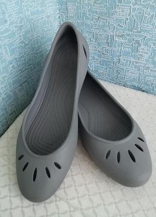 Жіночі балетки crocs women's kelli flat у сірому кольорі (відтінок smoke)  великого розміру устілка 27 см.