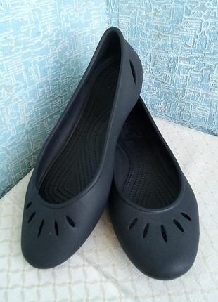 Жіночі балетки crocs women's kelli flat у чорному кольорі  великого розміру устілка 27,5 см на широку ніжку.