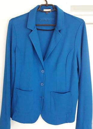 Street one  
eur 42
42/ xl/ 50
класичний  стильний жіночий  трикотажний  жакет у яскраво  синьому кольорі ( елетрик)
ідеальний стан(стан нового)