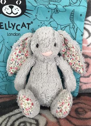Мягкая игрушка кролик blossom bashful silver banny от бренда jelly cat