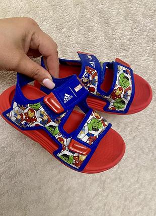 Легенькі босоніжки adidas marvel