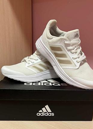 Жіночі кросівки adidas білого кольору в чудовому стані без дефектів. йдуть на повний 38 розмір, по устільці 24, 8см.