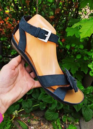 41 р босоножки clarks. кожа, 868, длина стельки 27,5 см., ширина подошвы 9 см., высота платформы под пяткой 2,5 см., под пальчиками 2 см.