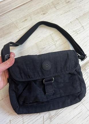 Стильна мальнька чорна сумка месенджер кроссбоді kipling