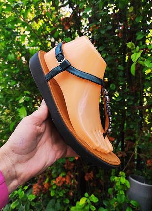 38р босоножки fitflop кожа, длина стельки 25,5 см., ширина подошвы 9,5 см., длина от пятки и до преградки 20,5 см.
