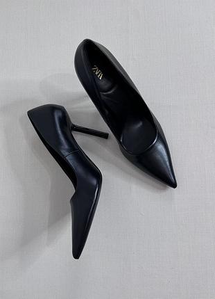 Туфлі-човники zara black court на високих підборах.