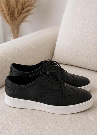 Женские кожаные кеды clarks модели hero brogue