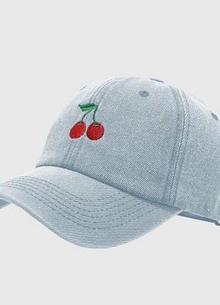 🍒 трендова небесно-блакитна кепка-бейсболка з вишивкою «вишеньки» (універсальний розмір)