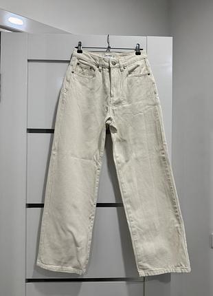Прямые молочные джинсы pull and bear
