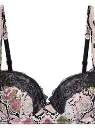 Бюстгальтер від італійського бренду tezenis належить до серії wien pink snake.