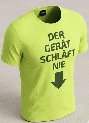 Much more • неонова зелена футболка «der gerät schläft nie» • розмір l