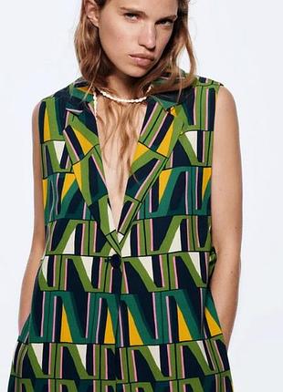 Подовжений жилет з вентиляційним отвором від бренду zara з яскравим геометричним принтом