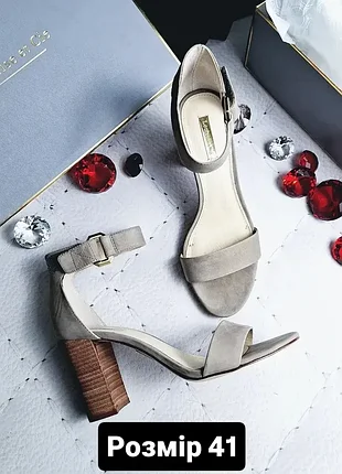 Louise et cie оригінал сіро-бежеві шкіряні босоніжки на широких підборах