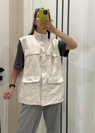 Біла жилетка з кишенями карго h&m s