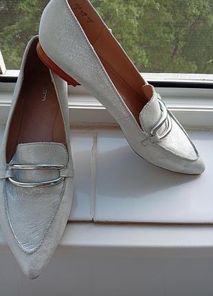 Кожаные лоферы от итальянского бренда lazzarini.