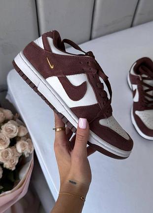 😍 женские кроссовки nike w dunk low "mini swoosh" sail/red sepia/metallic gold.