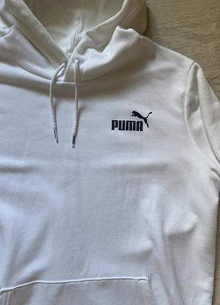 Білий худі puma має фірмову стрічку з логотипами на рукавах.
