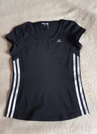 Женская спортивная футболка adidas черного цвета с белыми полосками по бокам.
