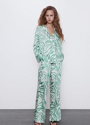 Zara брючный костюм в пижамном стиле свободного кроя