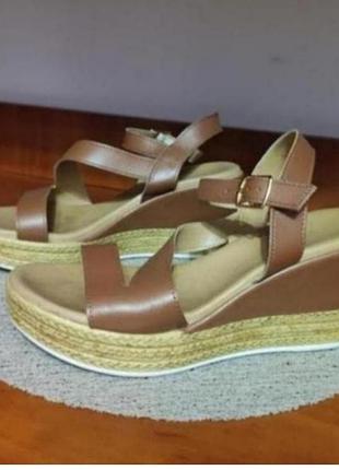 Босоножки кожаные на танкетке из итальялии раз. 39.5-40(укр.)