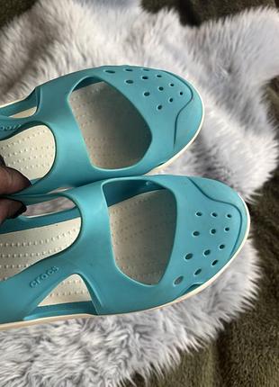 Crocs women's swiftwater wave. це легкі та універсальні жіночі сандалії, які підходять як для міста, так і для відпочинку біля води.