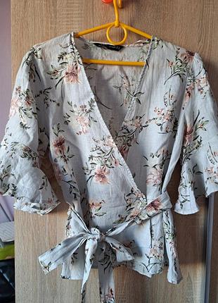 Ніжна лляна блакитна блуза в квіти на запах з поясом zara розмір м льон 100%