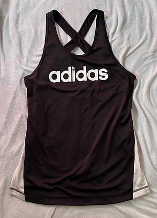 Майка спортивная adidas climalite черного цвета с белым логотипом и боковыми вставками.