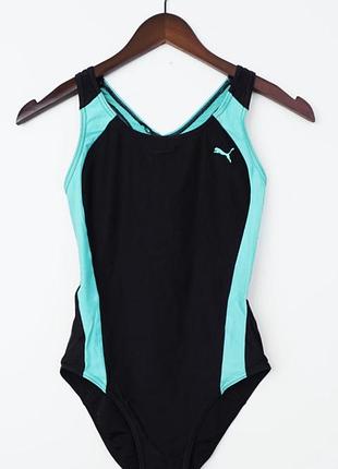 Купальник слитный спортивный puma черный с бирюзовыми вставками по бокам и фирменным логотипом.