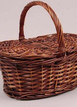 Кошик для пікніка з натуральних матеріалів.