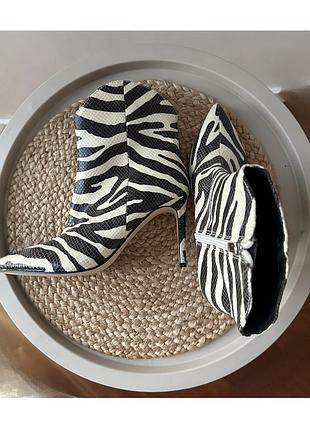 Нові ботильйони marc fisher zebra print шпилька 39