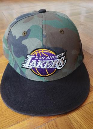 Камуфляжная кепка снепбек los angeles lakers adidas