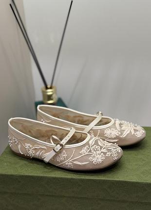 Балетки з вишиванкою zara