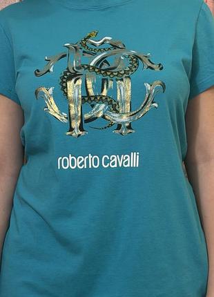 Футболка від бренду roberto cavalli має яскравий логотип із зображенням змії