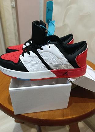 Кросівки jordan nu retro 1 low у класичному забарвленні «chicago»