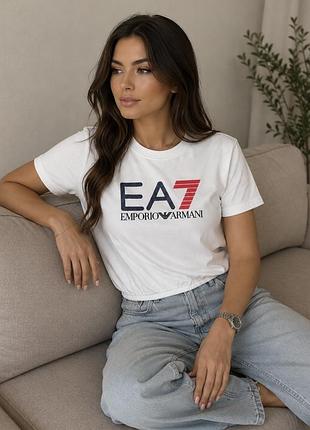 Белая женская футболка от итальянского бренда ea7 emporio armani.