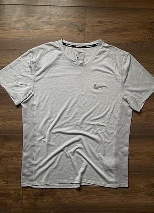 Спортивная мужская беговая футболка nike running dri-fit (серый меланж) - состояние 10/10, размер m-l новые коллекции тренировочная