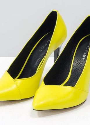 Дизайнерские кожаные классические туфли ярко-желтого цвета2 фото