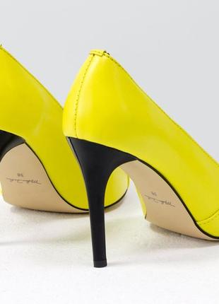 Дизайнерские кожаные классические туфли ярко-желтого цвета4 фото