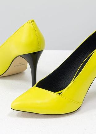 Дизайнерские кожаные классические туфли ярко-желтого цвета3 фото