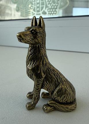Статуетка собачки золотого цвета