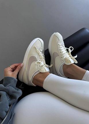 Жіночі кросівки nike cortez | ivory / metallic bronze