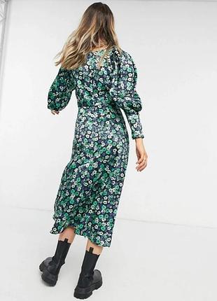 На фото представлена атласна сукня-міді з квітковим принтом від бренду topshop.
